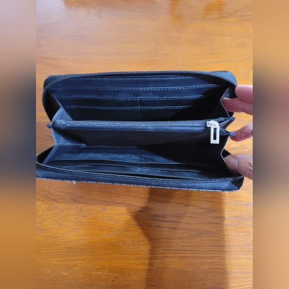 Guess Wallet - Picture 3 of 5